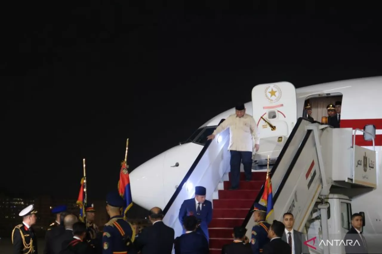 Presiden Prabowo Subianto Tiba di Kairo untuk Kunjungan Kenegaraan dan KTT D-8