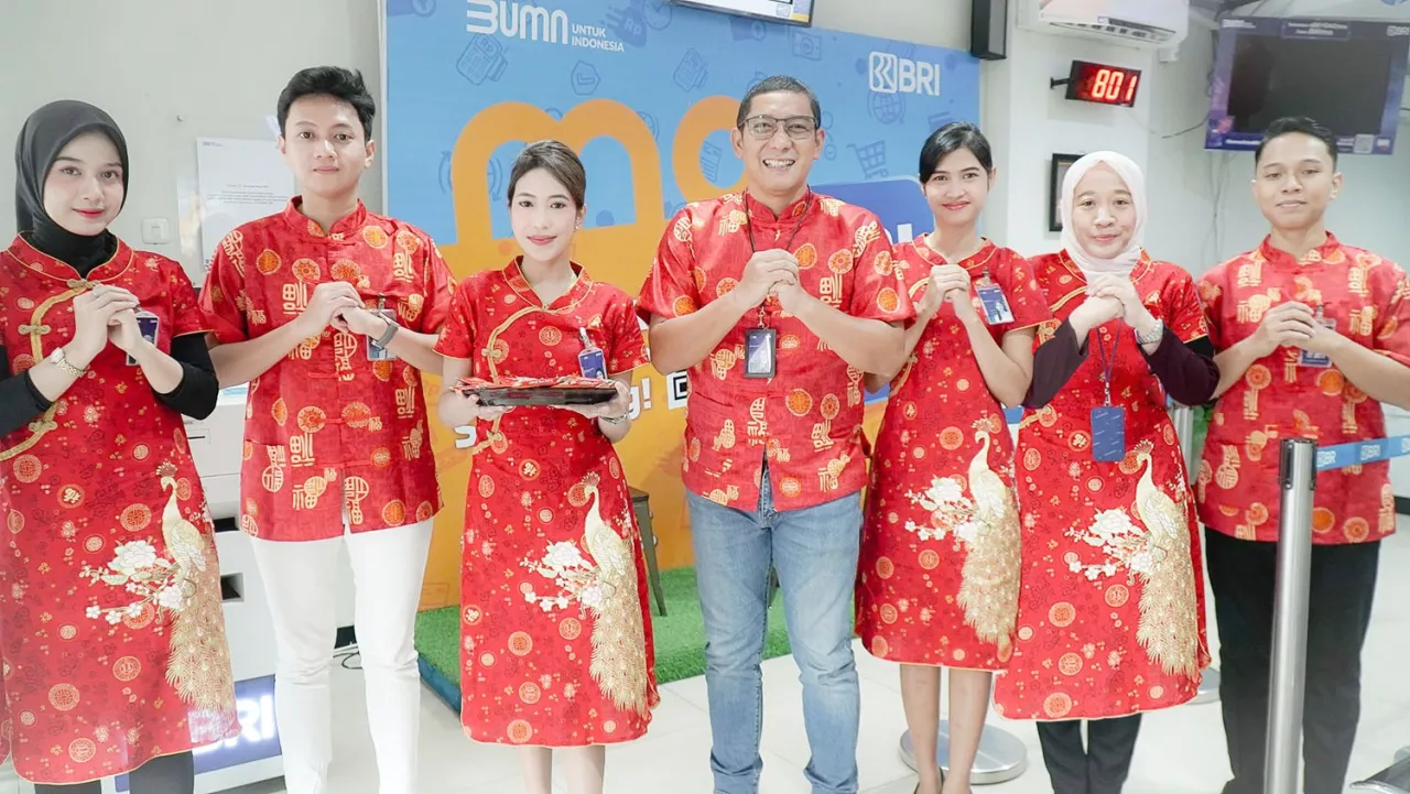 Sambut Tahun Shio Ular Kayu, BRI Surabaya Mulyosari Bagikan Cokelat Manis kepada Nasabah