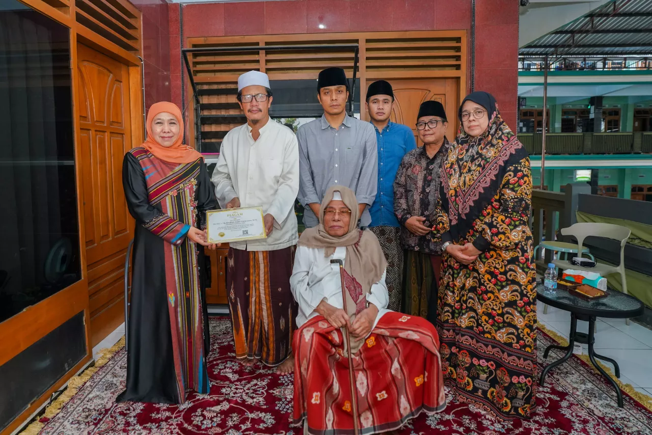Sowan Kiai Huda Dalam Rangka Satu Abad Ponpes Al Falah Ploso, Khofifah: Pilar Pembangun Generasi Emas Berintegritas