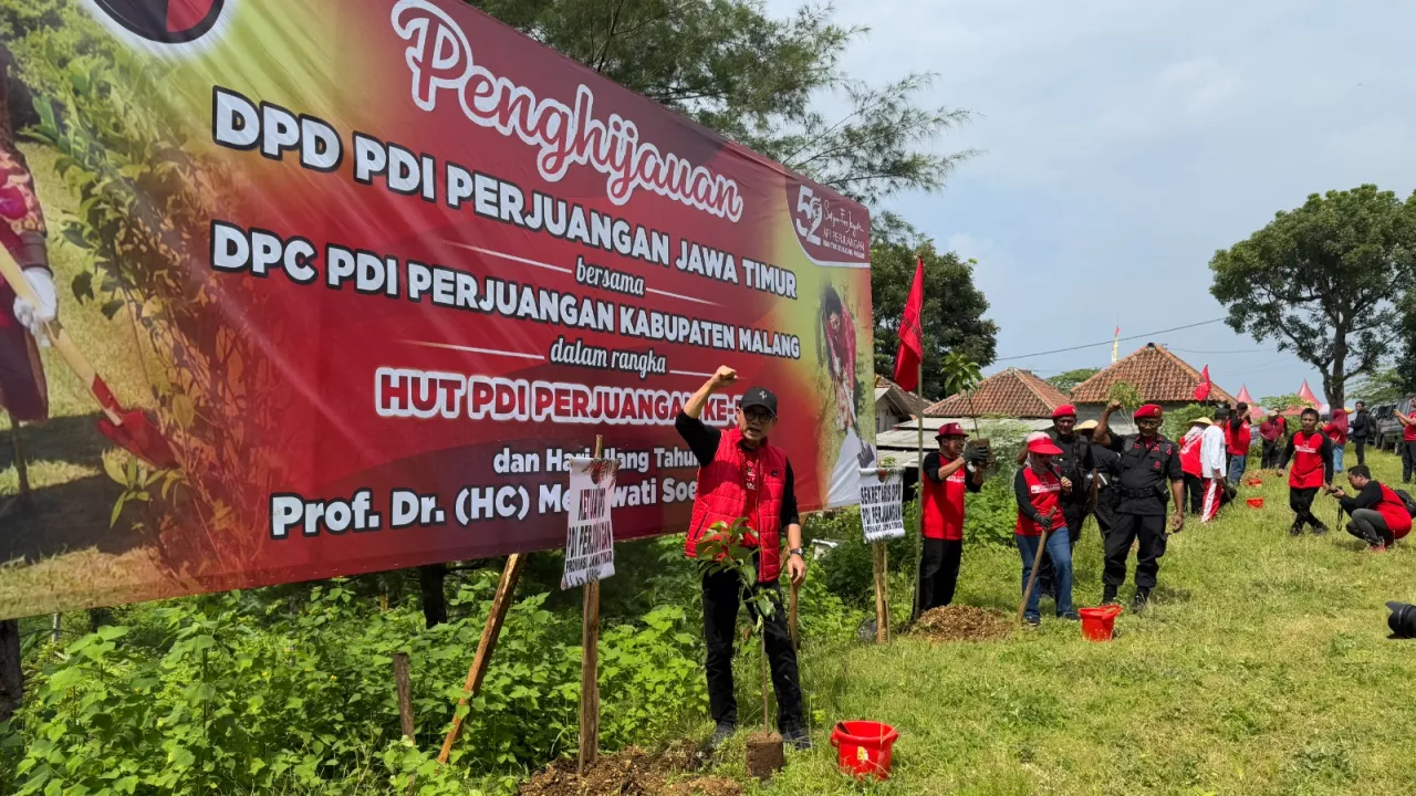Peduli Lingkungan, PDIP Jatim Hijaukan Kawasan Wisata Paralayang Bukit Waung