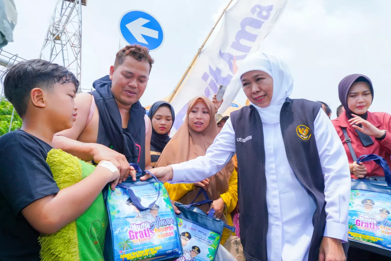 Berangkatkan Kapal Mudik Gratis ke Pulau Raas Sumenep, Gubernur Khofifah Pastikan Pemudik Gratis Aman Dan Nyaman