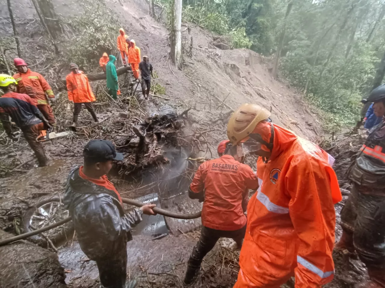 Tanah Longsor Timbun Mobil di Mojokerto, Satu Korban Meninggal Dunia
