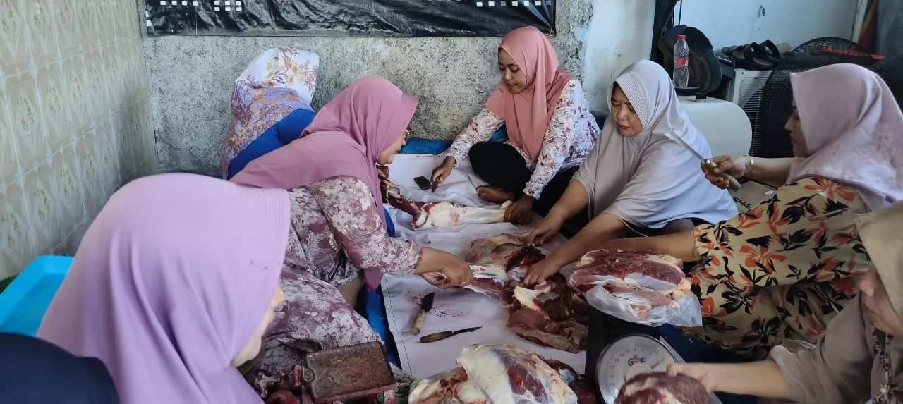 Keluarga Besar Bani Haji Musaffak Salurkan Hewan Kurban di Kampung Merapi Sampang Madura