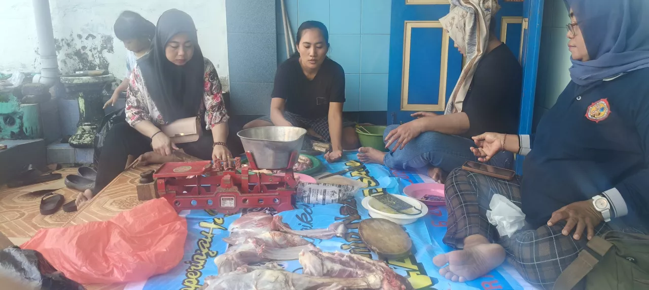 Gabungan 9 Media Online Dibawah Naungan Perusahaan Umar Hayat Bagikan Herwan Kurban di Sekitar Kantor
