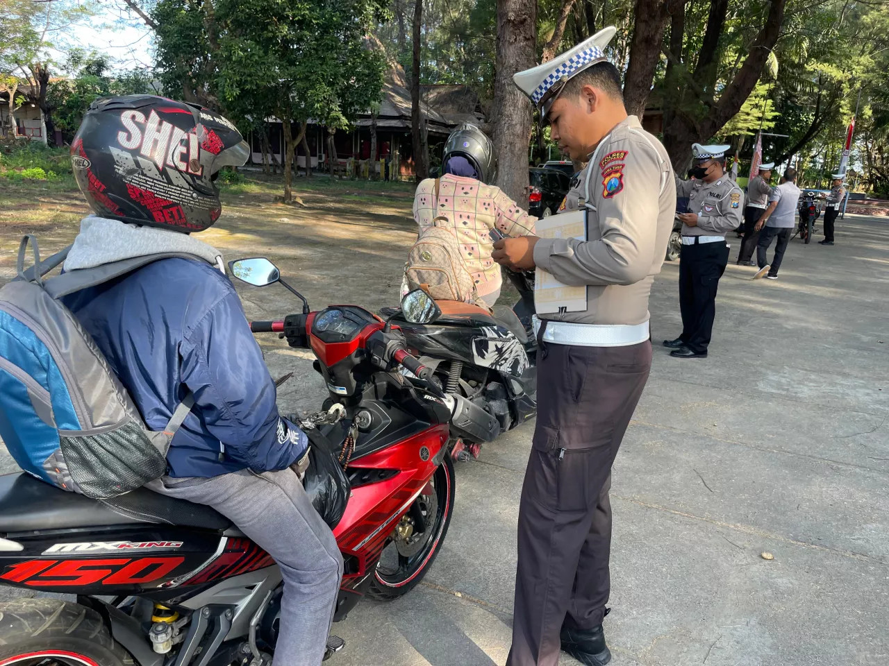Satlantas Polres Sampang Gelar Razia Kendaraan di Jalan Raya Camplong, 124 Tilang Dikeluarkan