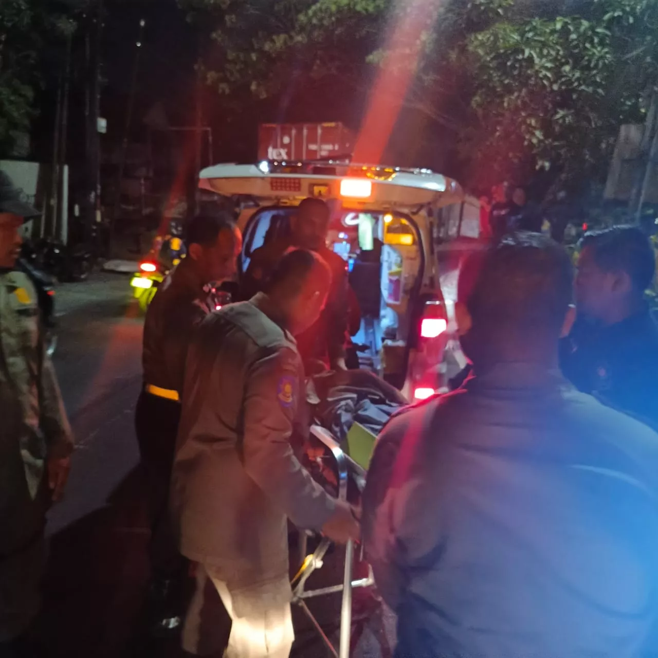 Respon Cepat, Unit Lantas Polsek Sukomanunggal Evakuasi Korban Laka Tunggal di Jalan Sukomanunggal
