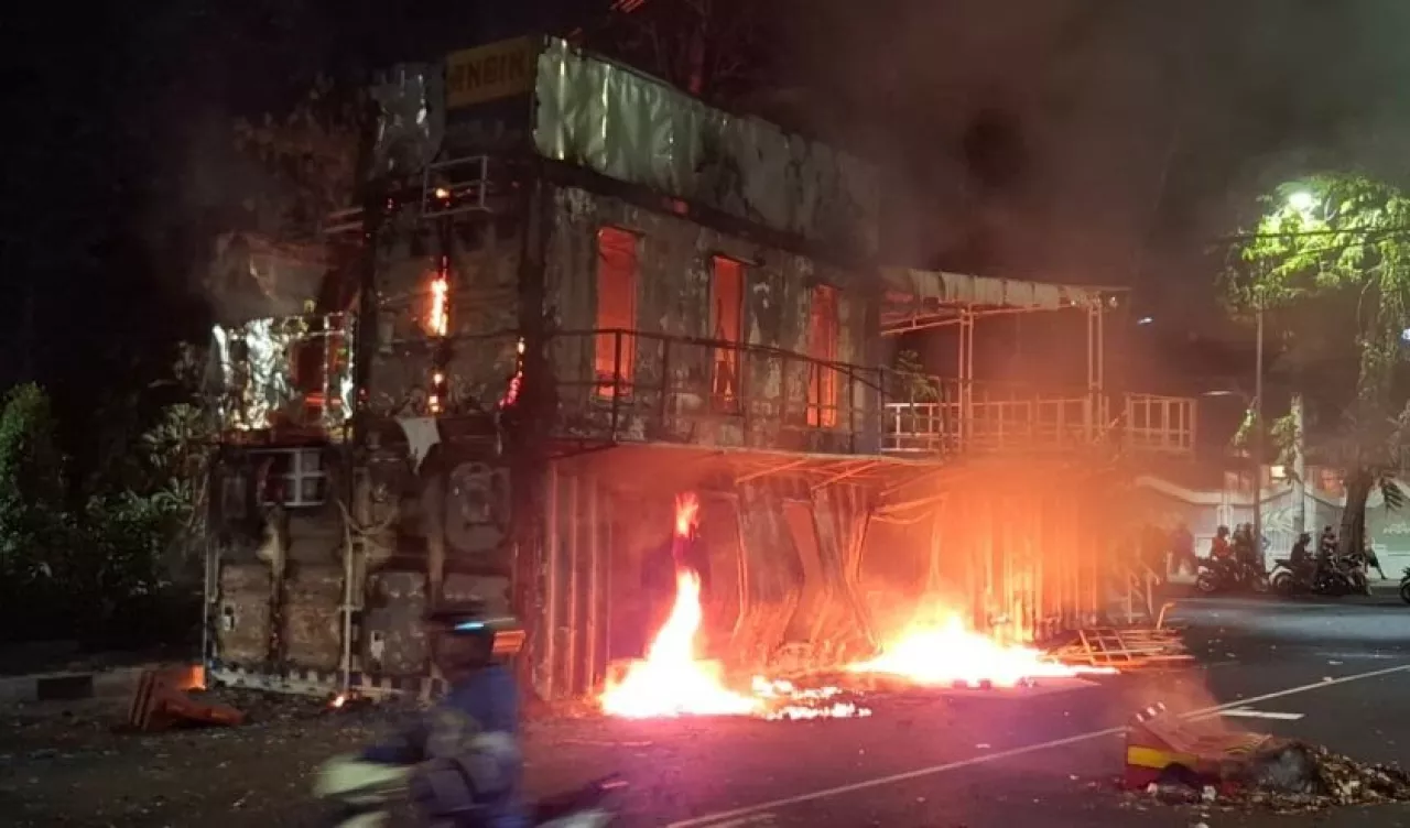 Lepas Kendali, Pos Pantau Polisi di Depan Taman Bungkul Surabaya Dibakar Massa