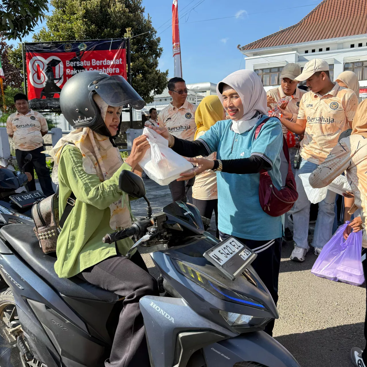 Kompak Bersama Dharma Wanita, Lapas Narkotika Kelas IIA Pamekasan Gelar Bakti Sosial dan Jalan Santai