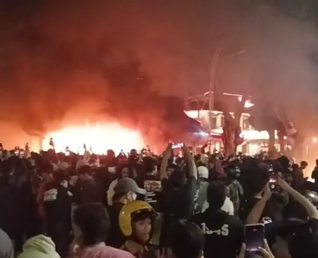 Situasi Mencekam: Pagar Jebol, Gedung Negara Grahadi Surabaya Terbakar