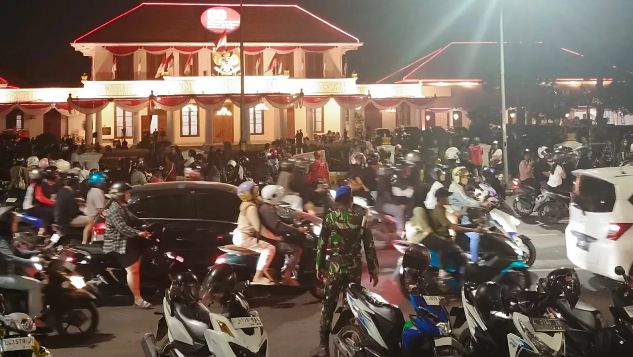 Pasca Kerusuhan, Warga Padati Depan Gedung Grahadi untuk Saksikan Kondisi Terkini