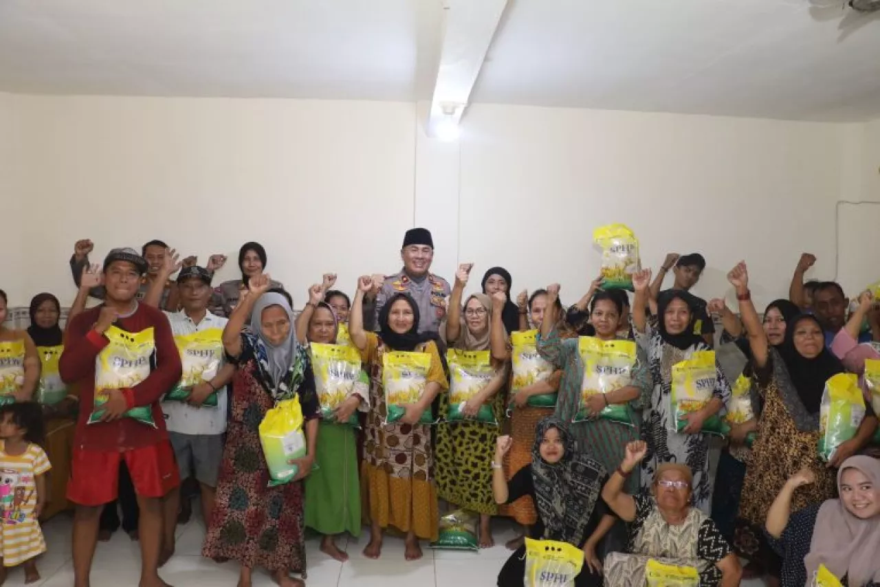 Polres Pelabuhan Tanjung Perak Salurkan 150 Paket Beras SPHP untuk Warga Pabean Cantikan