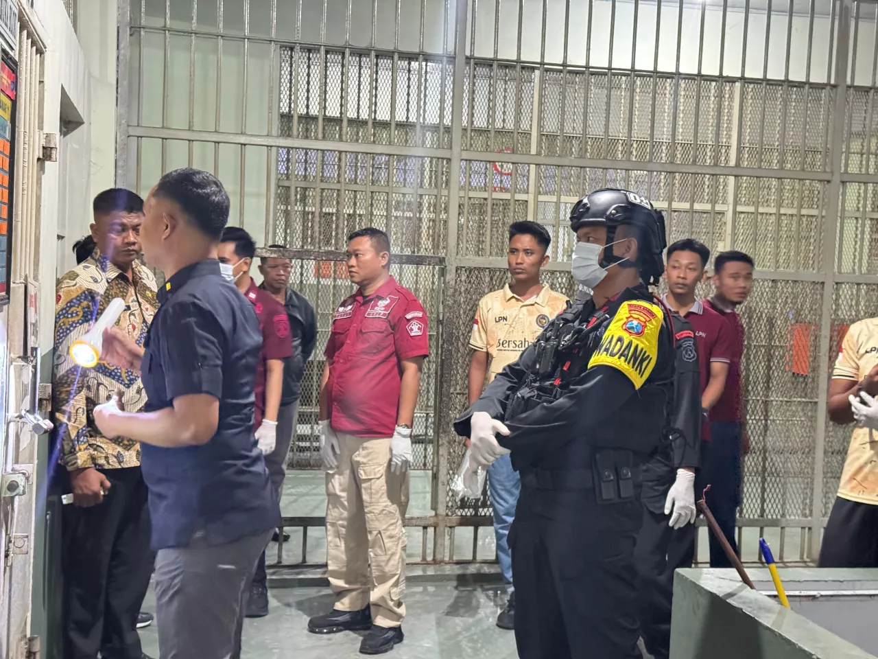 Wujudkan Lapas Bersih dan Aman, Lapas Narkotika Pamekasan Gelar Razia Gabungan Bersama Polres, Brimob, dan Kodim 0826