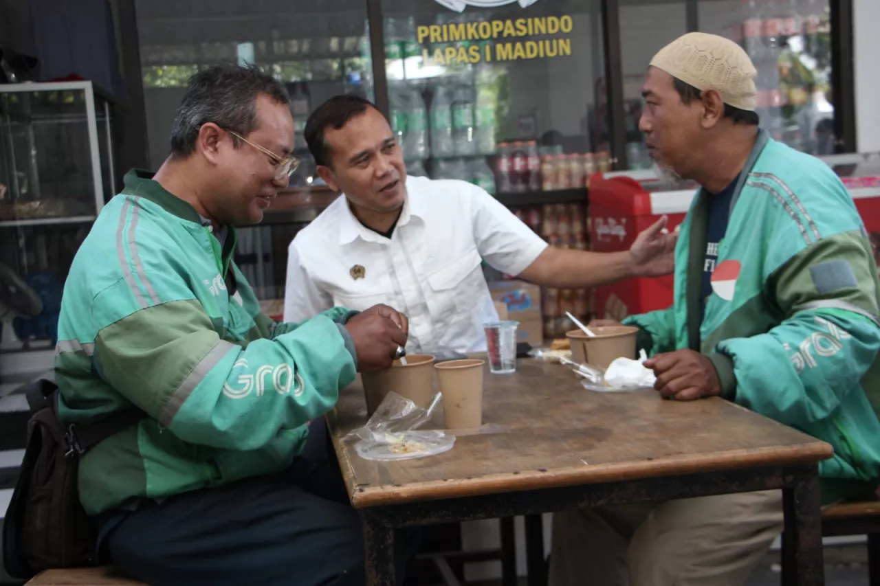 Peduli Gizi dan Kebersamaan, Lapas I Madiun Ajak Masyarakat dan Ojek Online Nikmati Makan Bergizi Gratis