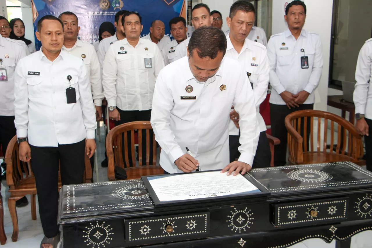 Tegaskan Komitmen Berantas Narkoba, HP, dan Barang Terlarang, Lapas I Madiun Laksanakan Penandatanganan Komitmen Bersama
