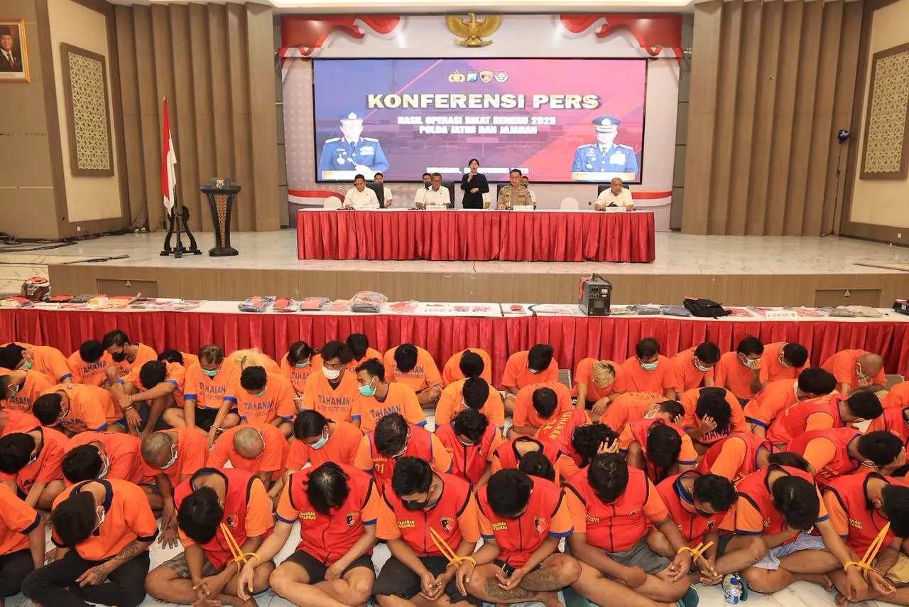 Polda Jatim Berhasil Ungkap 1.443 Kasus dan Amankan 1.135 Tersangka Selama Operasi Sikat Semeru 2025