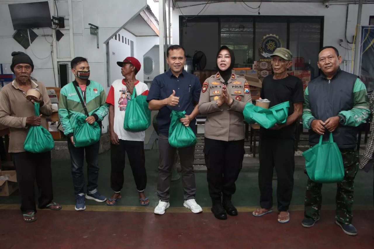 Sinergi Peduli, Lapas I Madiun dan Kapolsek Mangunharjo Gelar Bakti Sosial Peringati Hari Bakti Kemenimipas ke-1