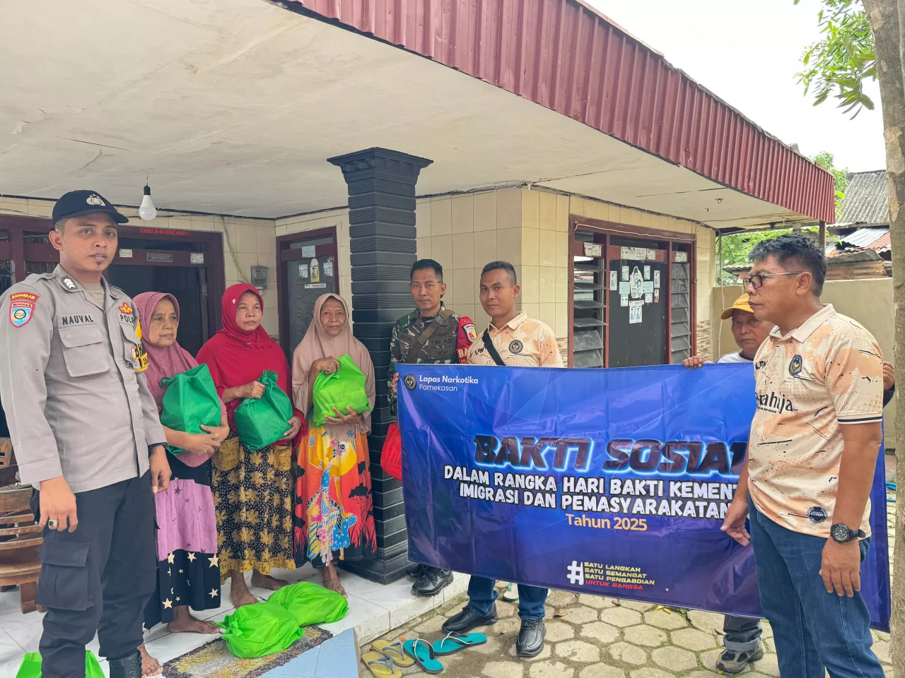 Peringati Hari Bakti Kementerian Imigrasi dan Pemasyarakatan, Lapas Narkotika Pamekasan Berbagi 75 Paket Sembako kepada