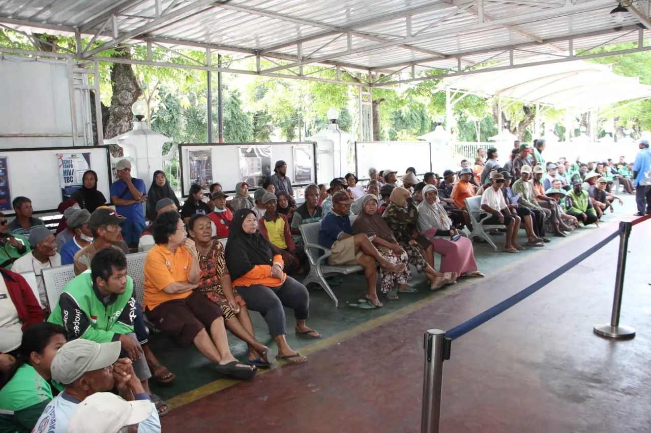 Dekat dengan Masyarakat, Lapas I Madiun Laksanakan Kegiatan Sosial Makan Gratis dan Bantuan Sembako Rutin Setiap Jum’at