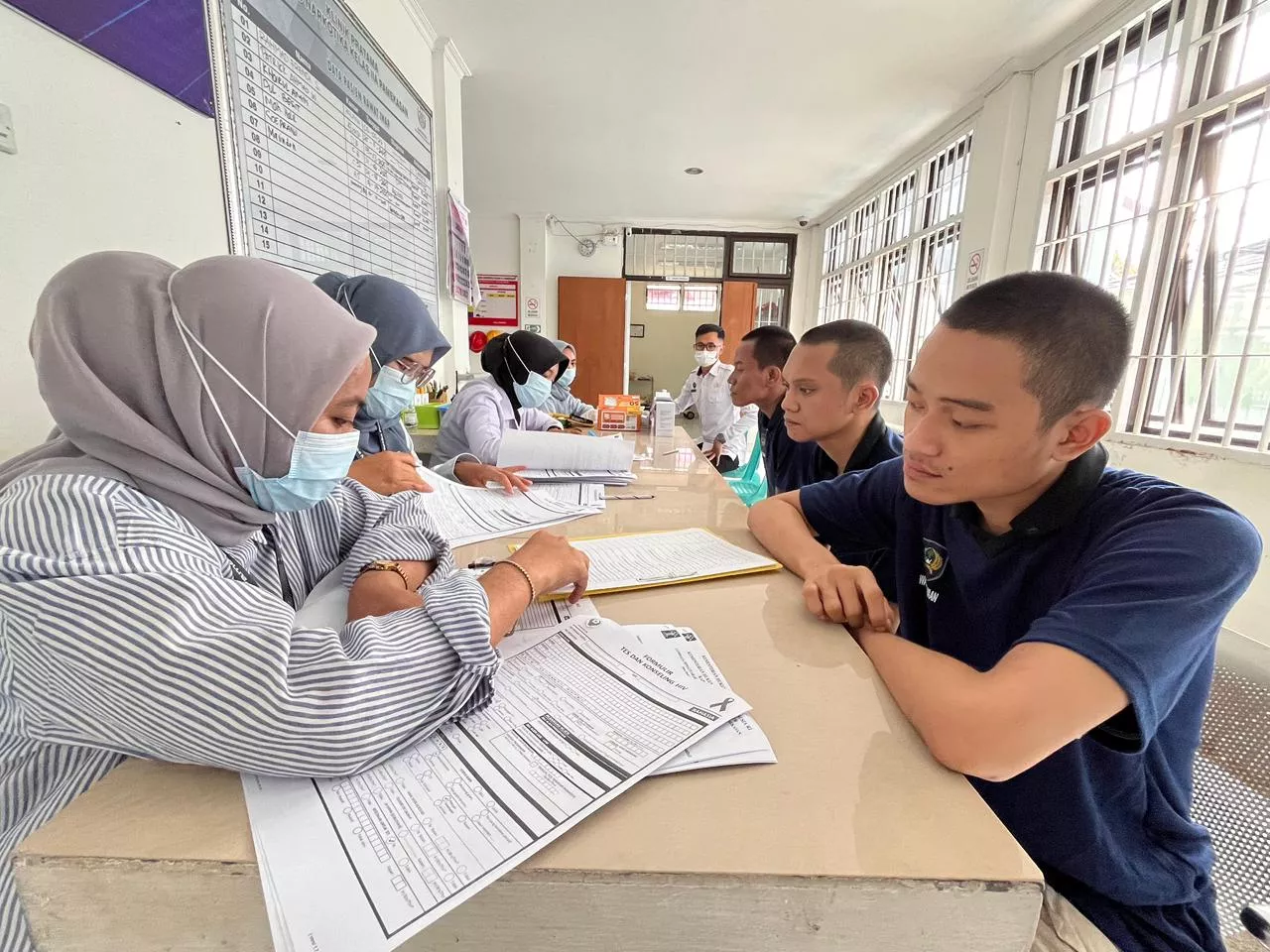 Pemeriksaan kesehatan berupa cek HIV menggunakan rapid test bagi Warga Binaan baru di Lapas Narkotika Kelas IIA Pamekasa