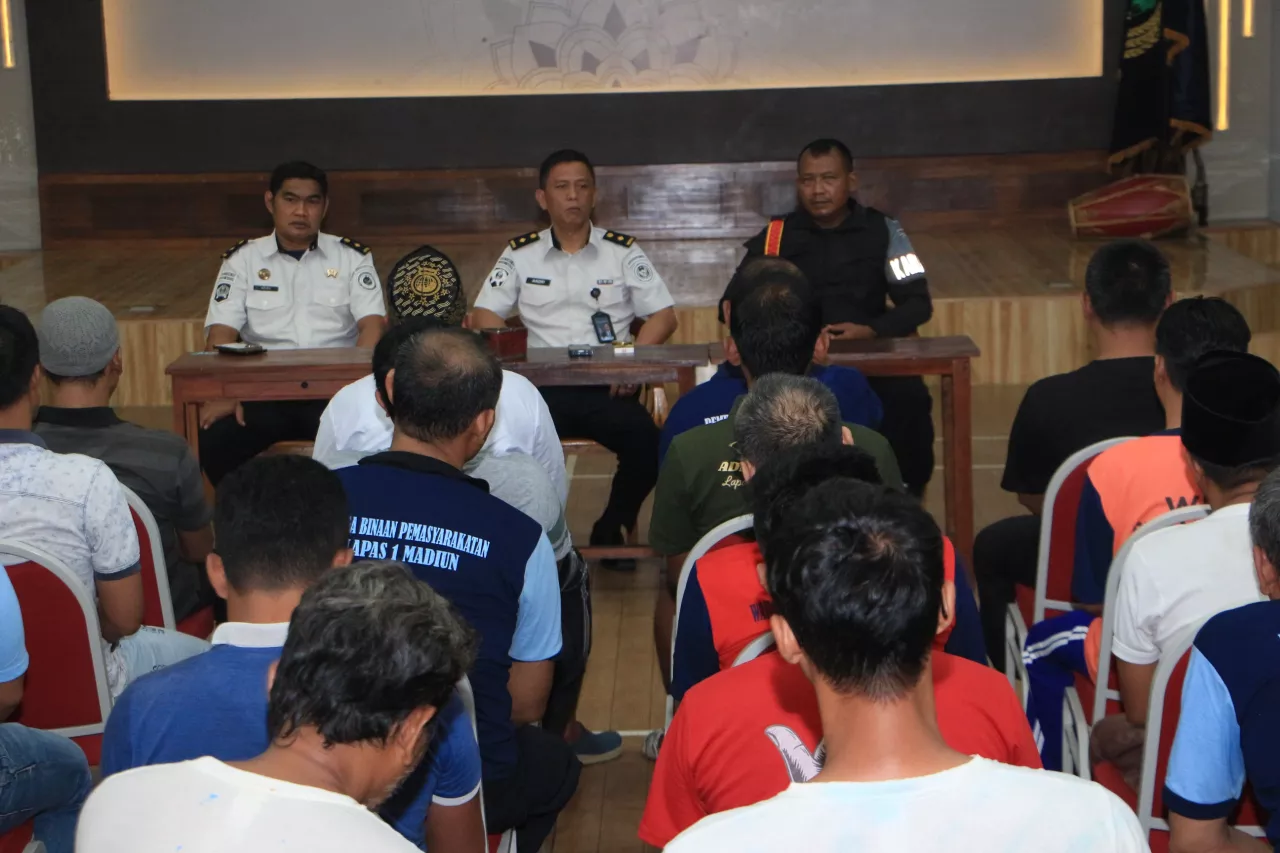 Perkuat Komitmen Jaga Keamanan dan Ketertiban, Lapas Kelas I Madiun Berikan Pengarahan Kepada Warga Binaan Menjelang Bul