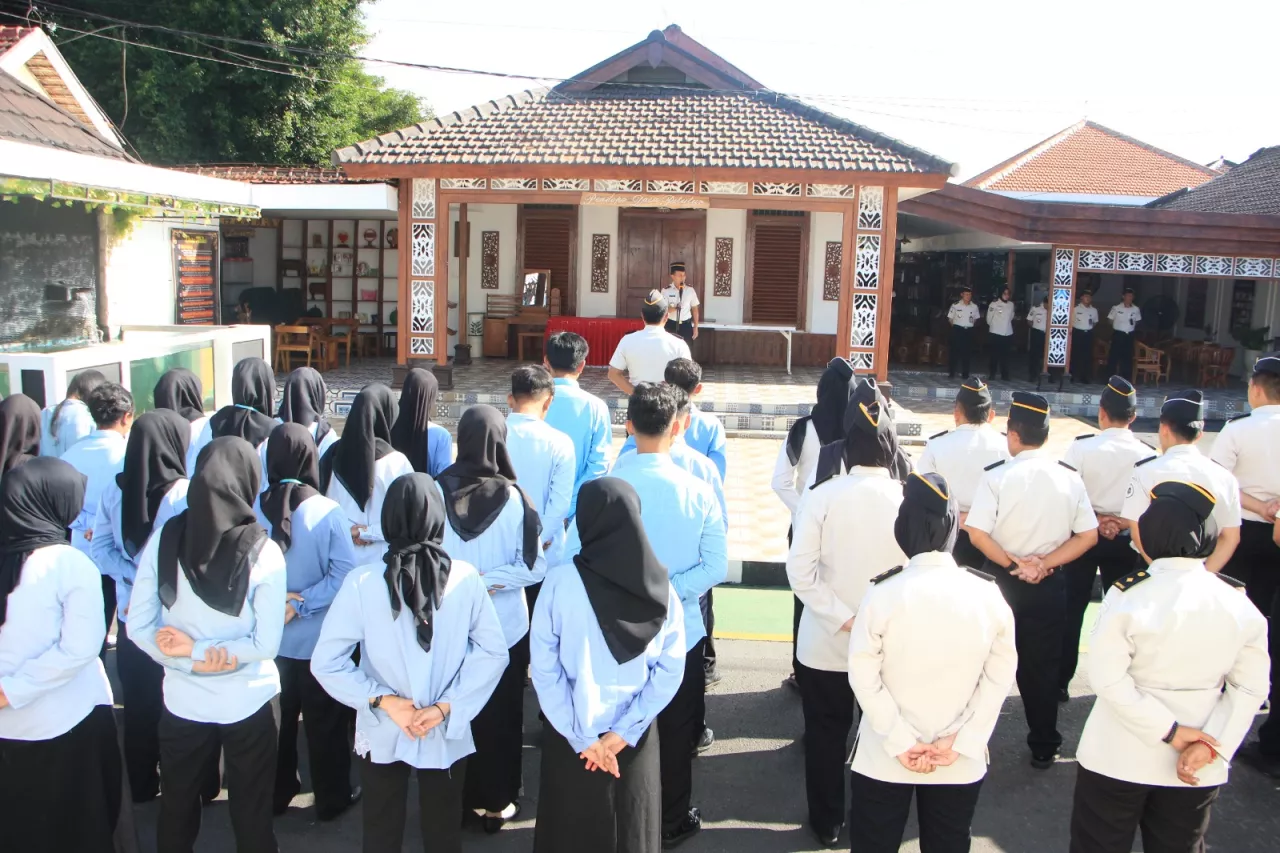Sampaikan Arahan Tugas dan Kedisiplinan, Kalapas Kelas I Madiun Pimpin Apel Pagi Pegawai di Awal Bulan Februari