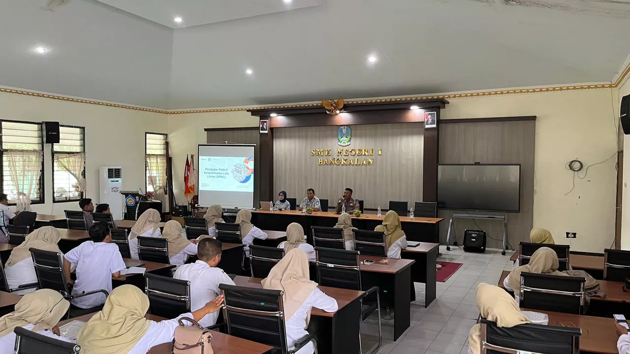 Helm Bukan Sekadar Hindari Tilang, Pesan Satlantas Bangkalan ke Para Pelajara