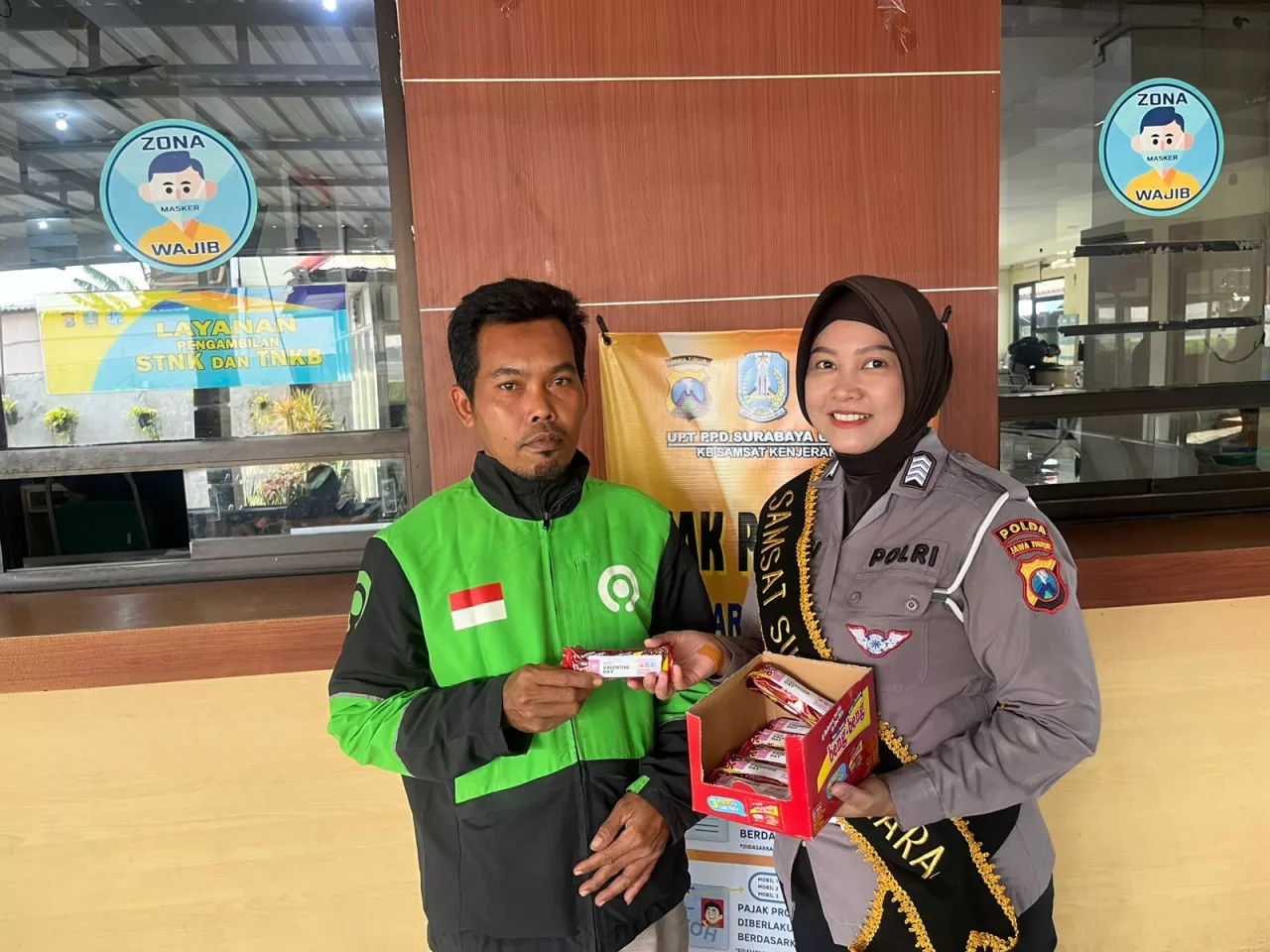 Menyambut Hari Valentine, Samsat Kenjeran Berbagi Cokelat untuk Wajib Pajak
