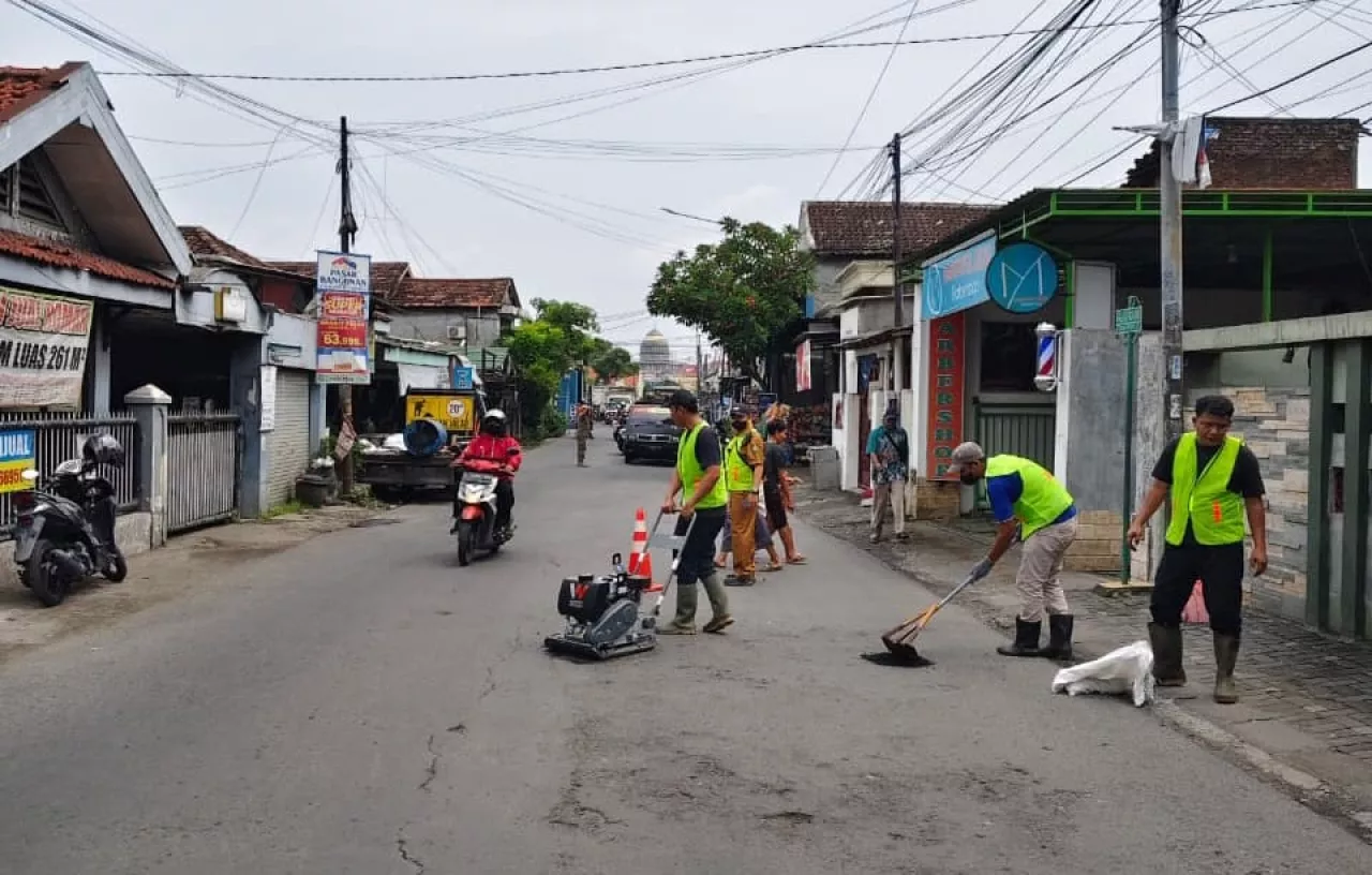Demi Keselamatan Warga, ASN Taman Rogoh Kocek Pribadi Perbaiki Jalan Rusak