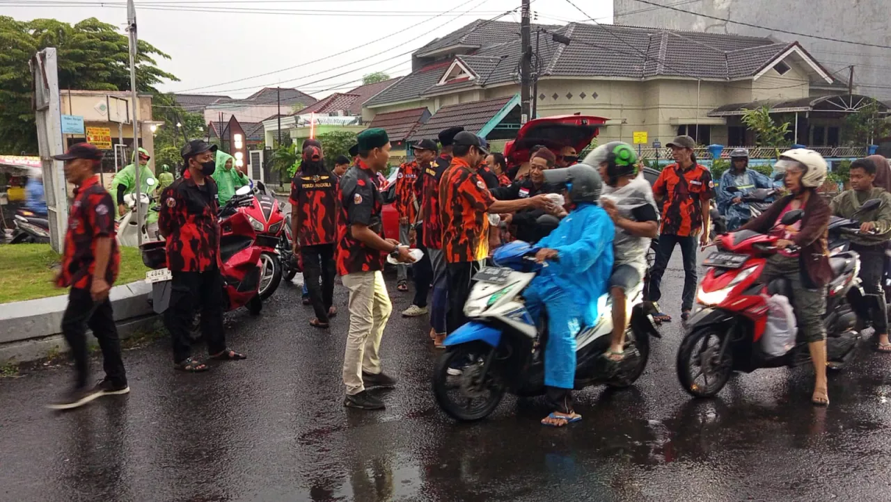 Pemuda Pancasila PAC Taman Bagikan 500 Takjil di Bundaran Taman Pondok Jati, Perkuat Kebersamaan Ramadan