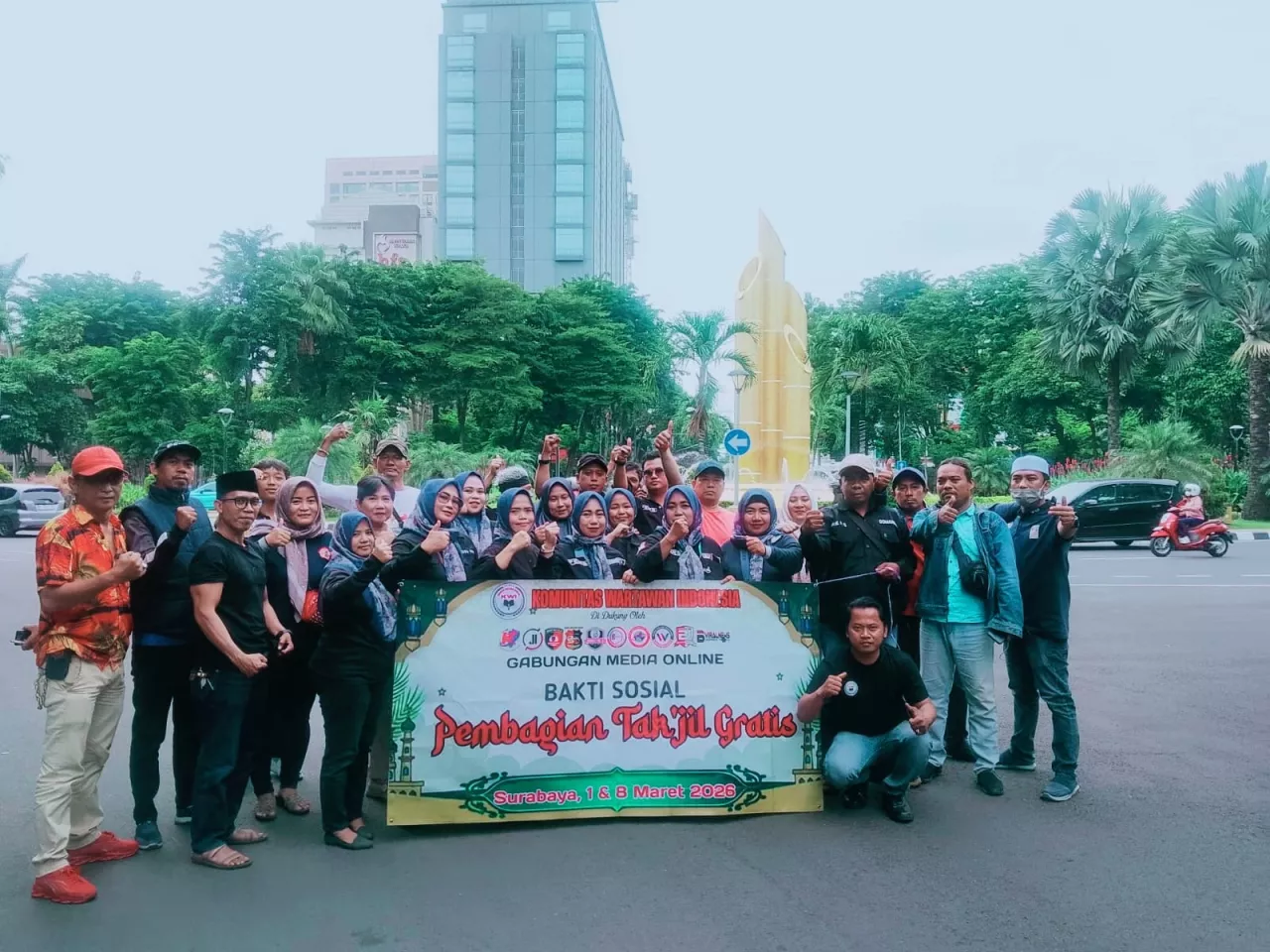 Jurnalis Bersatu Tebar Kebaikan: 300 Kotak Takjil Gratis Dibagikan di Jalan Raya Bambu Runcing Surabaya