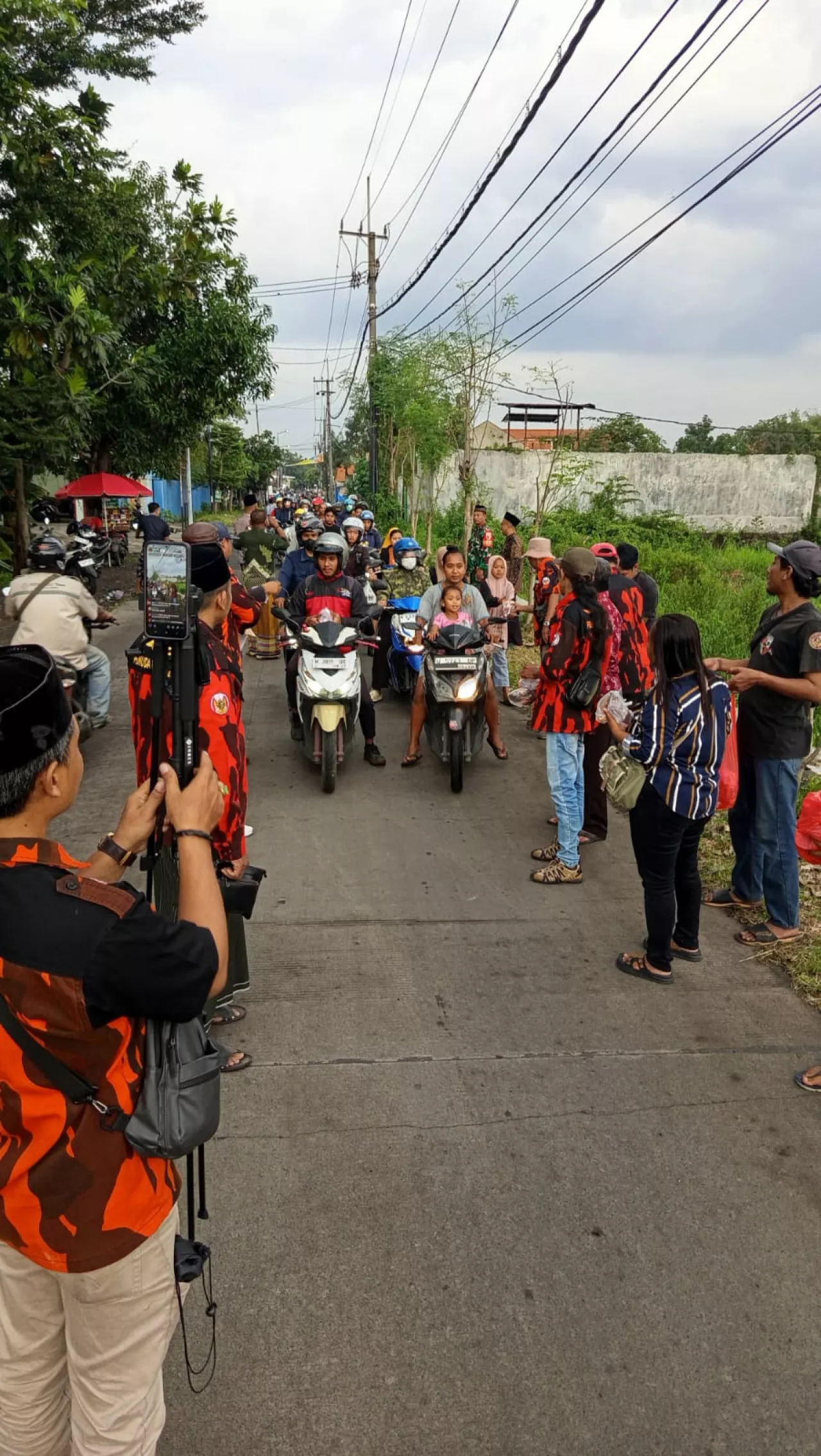 Semangat Ramadan! Pemuda Pancasila dan Pemdes Pertapan Maduretno Bagikan 500 Paket Takjil, Didukung Berbagai Instansi