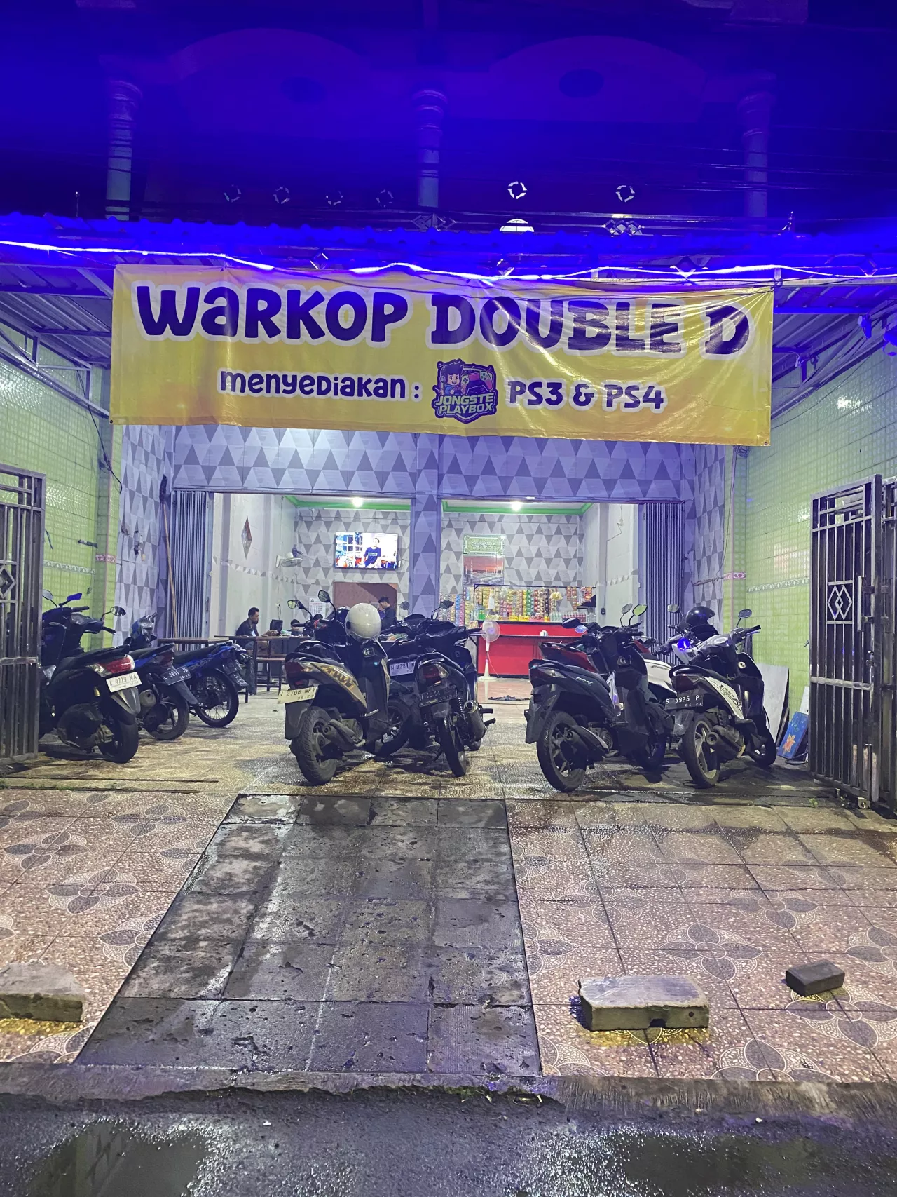 Warkop Double D Milik Cak Ucup Jadi Tempat Nongkrong Favorit di Wonocolo, Sediakan PS3 dan PS4