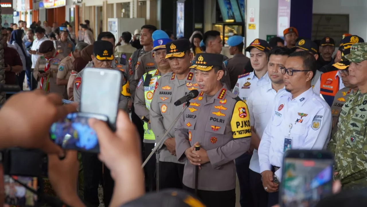 Kapolrestabes Surabaya dampingi Kapolri Tinjau Posko Terpadu Stasiun Surabaya Gubeng