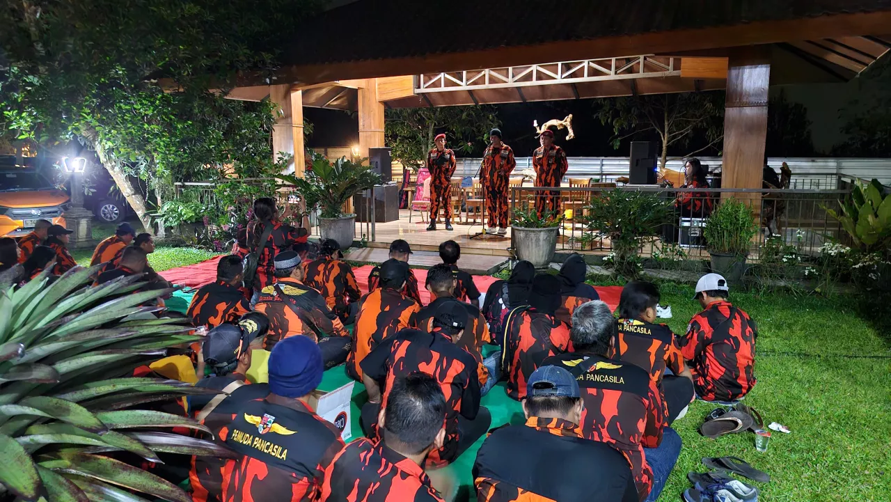 Pemuda Pancasila PAC Taman Serahkan SK kepada 13 Ranting dalam Gathering di Trawas