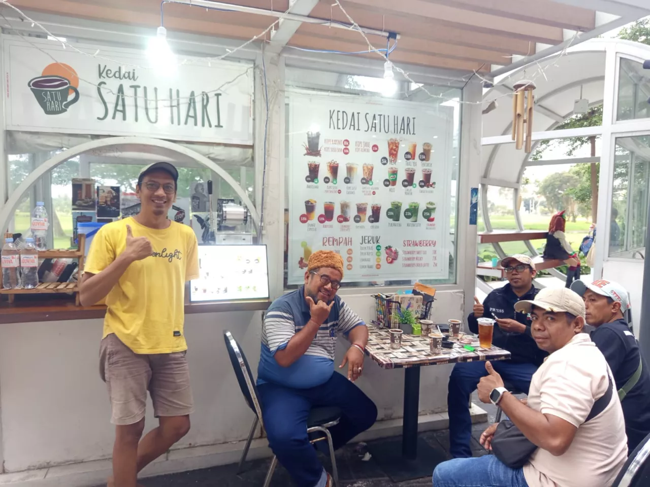 Pemilik Kedai Satu Hari Ngopi Bersama Awak Media di Fairway Mall Surabaya, Usung Misi Ciptakan Lapangan Kerja bagi Lulus