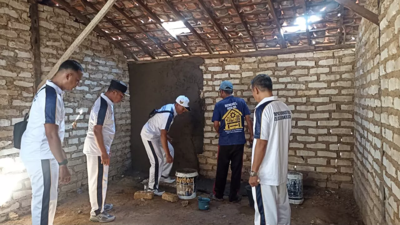 Tebar Manfaat di Tengah Masyarakat, Lapas Narkotika Pamekasan Gelar Program Bedah Rumah