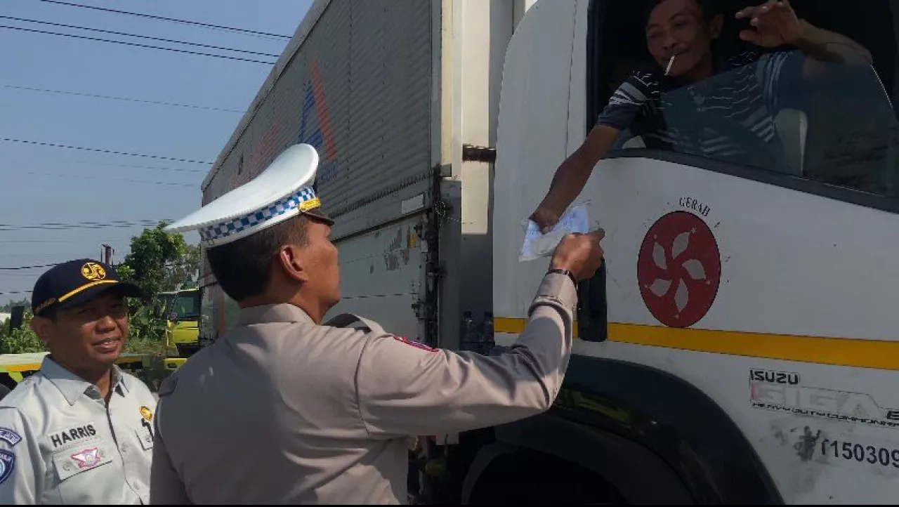 Operasi Gabungan Patuh Pajak Digelar di Depan Kantor SIM Bangkalan, Tekankan Kepatuhan Administrasi Kendaraan